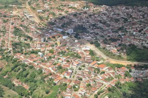 COMUNIDADE QUILOMBOLA DO PEGA RECEBE CALÇAMENTO EM ÁREA AO LADO DA IGREJA